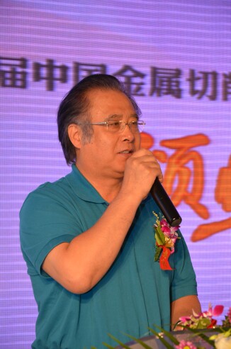 1中国模具工业协会理事长、一汽模具制造有限公司总经理褚克辛开奖“服务品牌金奖（外资组）”