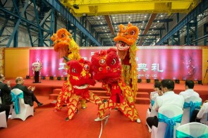 图片2：竣工典礼由一段中华传统舞狮表演拉开帷幕，约180名来宾参加了该隆重庆典。