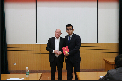山高刀具（上海）有限公司董事总经理Bo Udsen 为学生代表颁奖