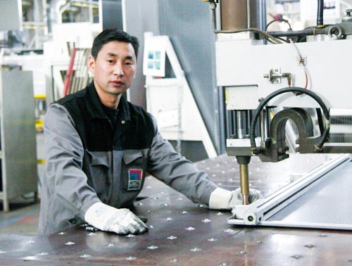 点点精准：刘庆伟每天要点焊至少200多台TS机柜