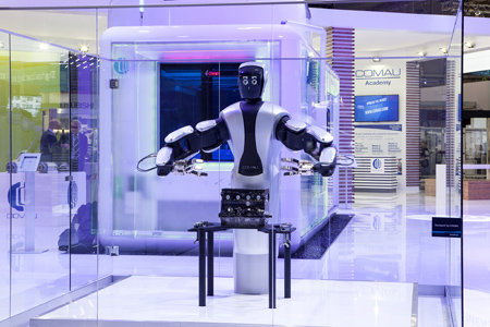 图片三：柯马全新双臂拟人概念机器人AMICO在2015中国国际工业博览会上演中国首秀