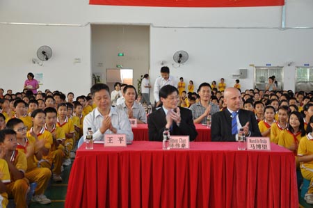 王平校长、陈伟豪先生和马博望先生（从左至右）出席了颁奖典礼