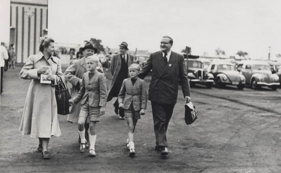 Marie、Dietmar、Jürgen和Wilhelm Harting在1950年前往展会展台