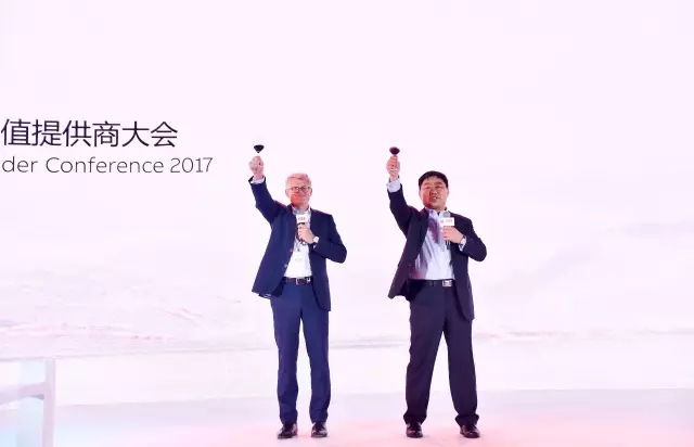 ABB机器人业务全球总裁倪思德与 ABB机器人中国区负责人李刚共同祝酒致辞