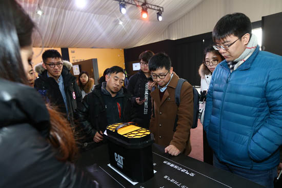 行业媒体正在参观新一代Cat挖掘机体验中心