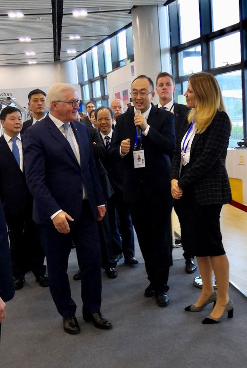 德国总统弗兰克-瓦尔特·施泰因迈尔（左）问候浩亭技术集团大中华区总经理马艾伦博士（右），并了解浩亭对中国数字化所作出的贡献