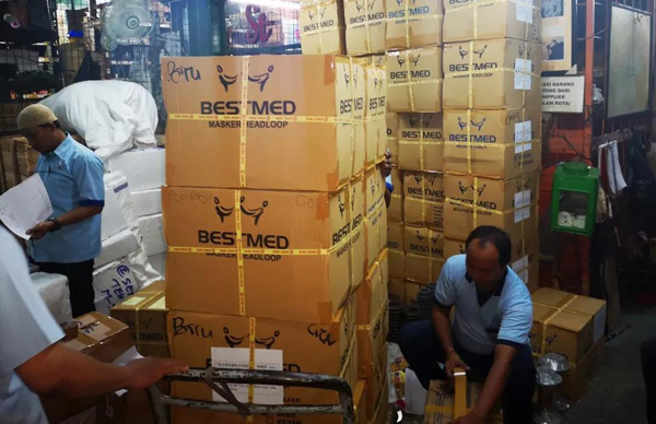 玉柴海外营销人员与印尼当地经销商连夜打包防疫物资