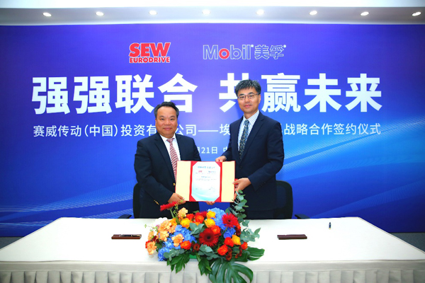 SEW中国公司董事总经理张胜利先生（左）与埃克森美孚（中国）投资有限公司董事总经理岳春阳先生（右）共同签署长期战略合作协议