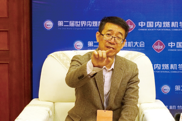 西安交通大学黄佐华教授接受记者采访