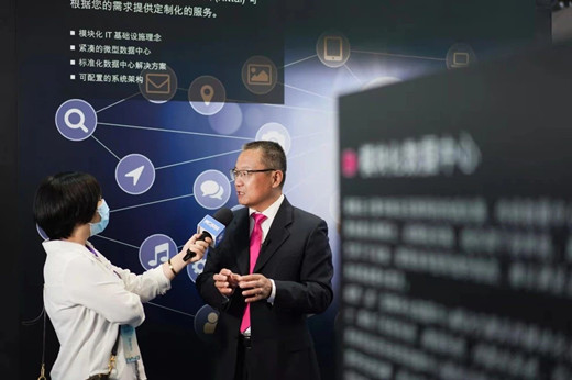 威图中国总经理王江兵先生（右）正在接受第一财经记者（左）的采访