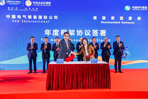 中国电气装备集团代表国际电力有限公司副总经理张耀武先生（左）与MR中国区销售总监杨诺女士（右）