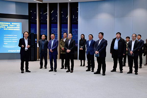 ABB与浪潮通信代表参观展厅